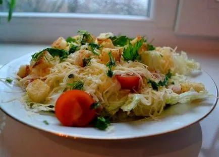 Cézár saláta recept csirke és krutonnal és a kínai kel