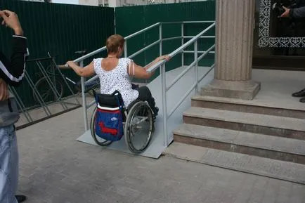 Lățimea rampei pentru persoanele cu handicap și a echipamentului său