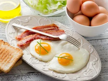 Hány kalória sült tojás két tojás vajjal, kolbász, paradicsom