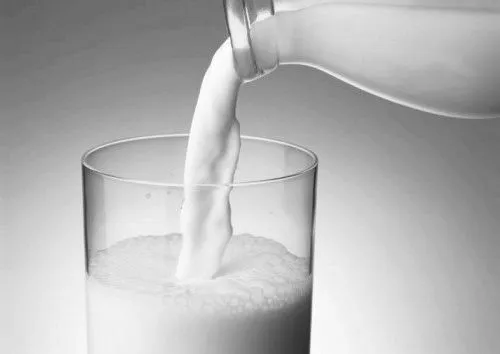 чи можна пити молоко і молочні продукти при гастриті