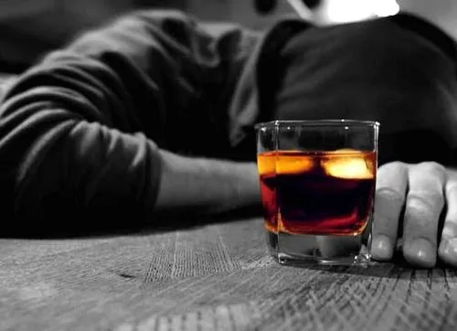 Що робити при алкогольному отруєнні - симптоми і перша допомога... зож
