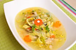 Leves tyúkhúsleves recept fotókkal, hogyan kell főzni csirke tészta leves rizzsel