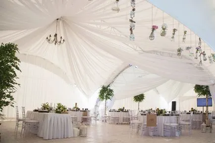 Az esküvő egy sátorban a törekvés a romantika · w