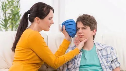 лікувати забій під оком