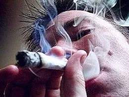 чоловік вживає наркотичні речовини