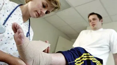 як лікувати розтягнення стопи