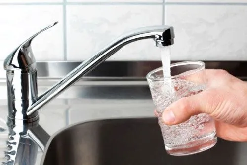 Отруєння водою: симптоми, перша допомога, лікування отруєння вода симптоми морська можна отруїтися інтоксикація що робити неякісна з-під кран лікування питна чиста хлорована ознаки перша допомога водопровідна басейн річкова погана вживання брудна перша допомога