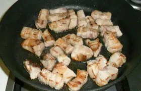 Párolt sertéshús hasa káposztával és a burgonya - lépésről lépésre fotoretsept