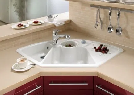 Sarok mosogató a konyhában és kilátással a telepítés a saját kezét