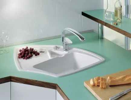 Sarok mosogató a konyhában és kilátással a telepítés a saját kezét