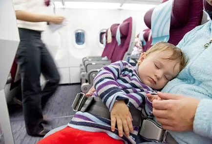В самолета с детето си как да се направи лесно и приятно пътуване