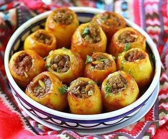 Картофи, пълнени с месо, печени на фурна