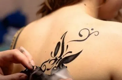 Cum să faci un tatuaj temporar acasă cu un creion pentru ochi, imprimantă, marker, henna biotatu, sclipici, stilou cu gel