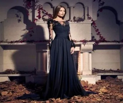 Rochie de seara neagra pana la podea, cu spate deschis, umeri, cu fanta, cu dantela, pentru marime plus, in stilul Dior. Fotografie