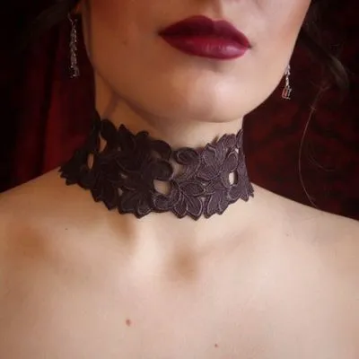 Choker pe gât. Ceaceasta, o fotografie, ce să porți cu femei și bărbați, cum să faci choker-uri frumoase cu propriile mâini din margele, piele, dantelă, căști, un colier cu un inel