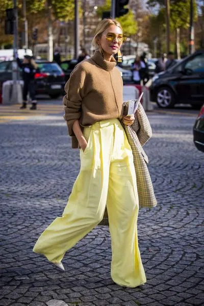 11 look-uri care te vor învăța cum să porți pantaloni largi în orice vreme