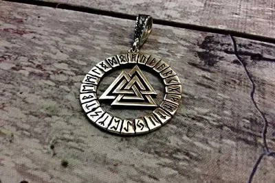 Amulet Valknut înseamnă în cercul runic în magie