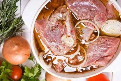 Cum să gătești grătar de porc și 6 dintre cele mai delicioase marinate, astfel încât carnea să fie moale și suculentă