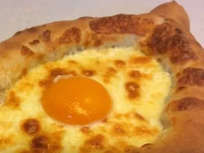 Khachapuri în stil adjarian este o adevărată rețetă georgiană pentru bărci khachapuri