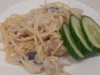 Spaghete (paste) cu pui și ciuperci într-un sos cremos