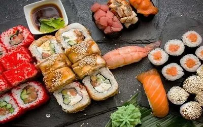 Cum să faci rulouri de sushi și sushi cu propriile mâini acasă, cu rețete pas cu pas