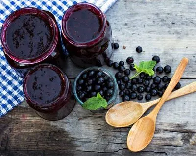 Dulceată de coacăze negre de cinci minute (rețete simple de dulceață groasă pentru iarnă)