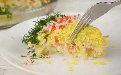 Rețete de salate cu bastoane de crab, pregătite pentru masa festivă, Anul Nou 2021