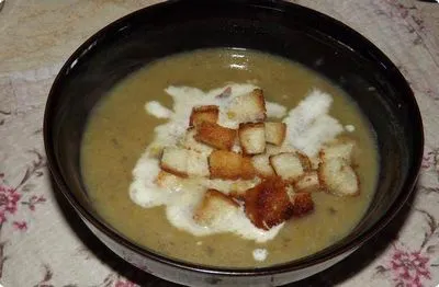 Ciorba de ciuperci-piure de champignon cu crema pe bulion de pui