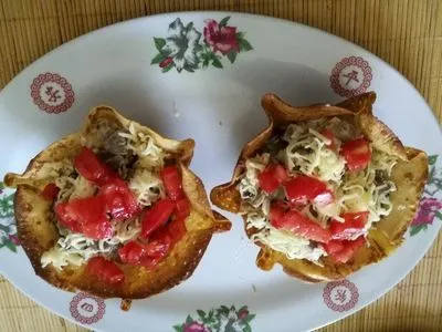 Проста и вкусна салата от пилешки сърца, патладжани, домати, в кошнички