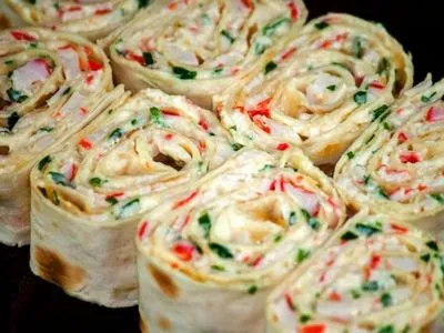 Rula lavash cu umplutură de bastoane de crab