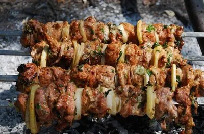 Kebab de porc cu cea mai delicioasă marinadă pentru a face carnea moale