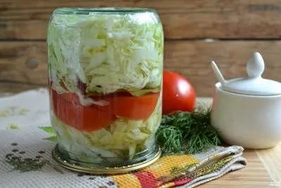 Маринованото зеле за зимата се оказва много вкусно и хрупкаво