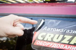 Cum să spălați lipiciul de pe autocolantul din sticlă