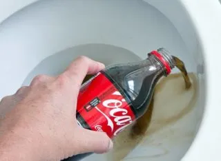 Cum să curățați corect toaleta cu Coca-Cola