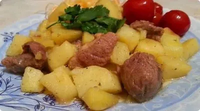 Carne de porc la cuptor de casă cu cartofi la cuptor