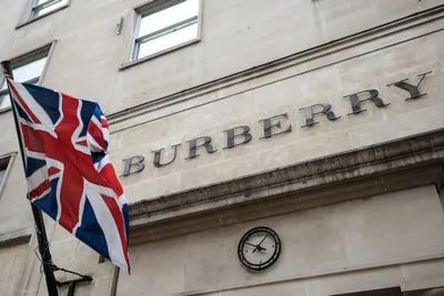 Burberry a ars haine în valoare de 36 de milioane de dolari doar pentru a evita să le vândă cu reducere