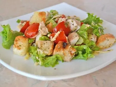 Salata Caesar cu pui si biscuiti retete clasice simple