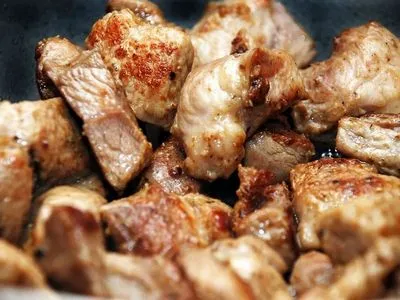 Carnea de porc prăjită în tigaie este mai gustoasă decât shish kebab