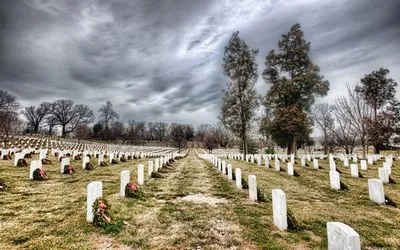 Este posibil să mergi la cimitir seara, duminică, după-amiaza, noaptea, cum să te comporți, ce nu are voie să facă prevestiri