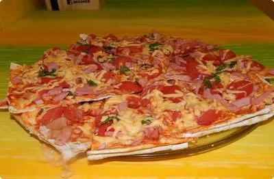 Pizza la cuptor cu cârnați, brânză și roșii din pita