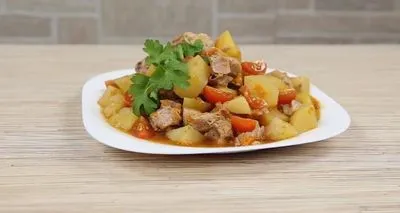 Задушени картофи с месо в бавна готварска печка е проста и вкусна рецепта