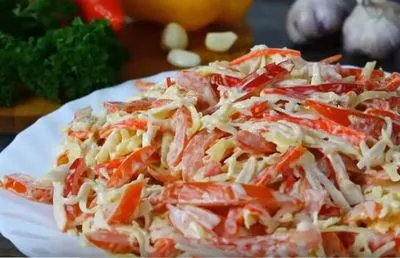 Салата от Червено море с ракови пръчици 3 много вкусни рецепти