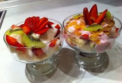 Salata de fructe cu iaurt este o reteta foarte gustoasa si simpla