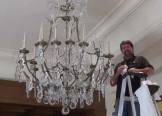 Cum să speli un candelabru de cristal cu pandantive