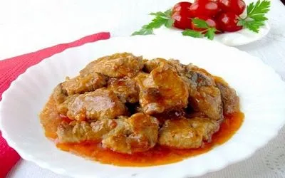 Cum să gătești gulaș delicios de porc cu sos într-un aragaz lent