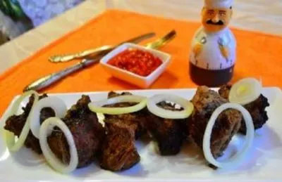 Cum să marinați un kebab de miel, astfel încât carnea să fie moale, cele mai gustoase marinate