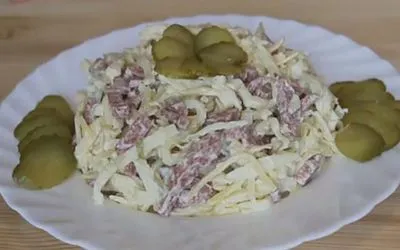 Rețete de salate originale cu clătite din ouă, pui, cârnați afumati, porumb