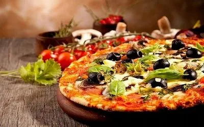 Rețete pentru gătit pizza delicioasă cu diferite toppinguri la cuptor