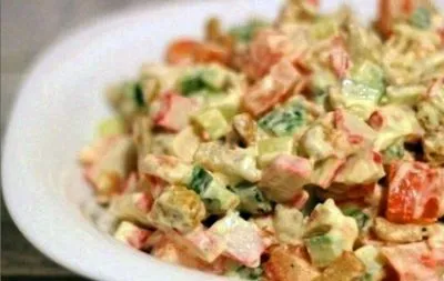 Salate simple si originale cu batoane de crab si alte ingrediente