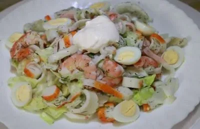 Retete de salate cucalamar cu fructe de mare, creveți și batoane de crab